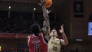 Nico Laprovittola intenta encestar ante la presión del pívot jamaicano de UCAM Devontae Cacok durante el partido de la 18ª jornada de la Liga Endesa.