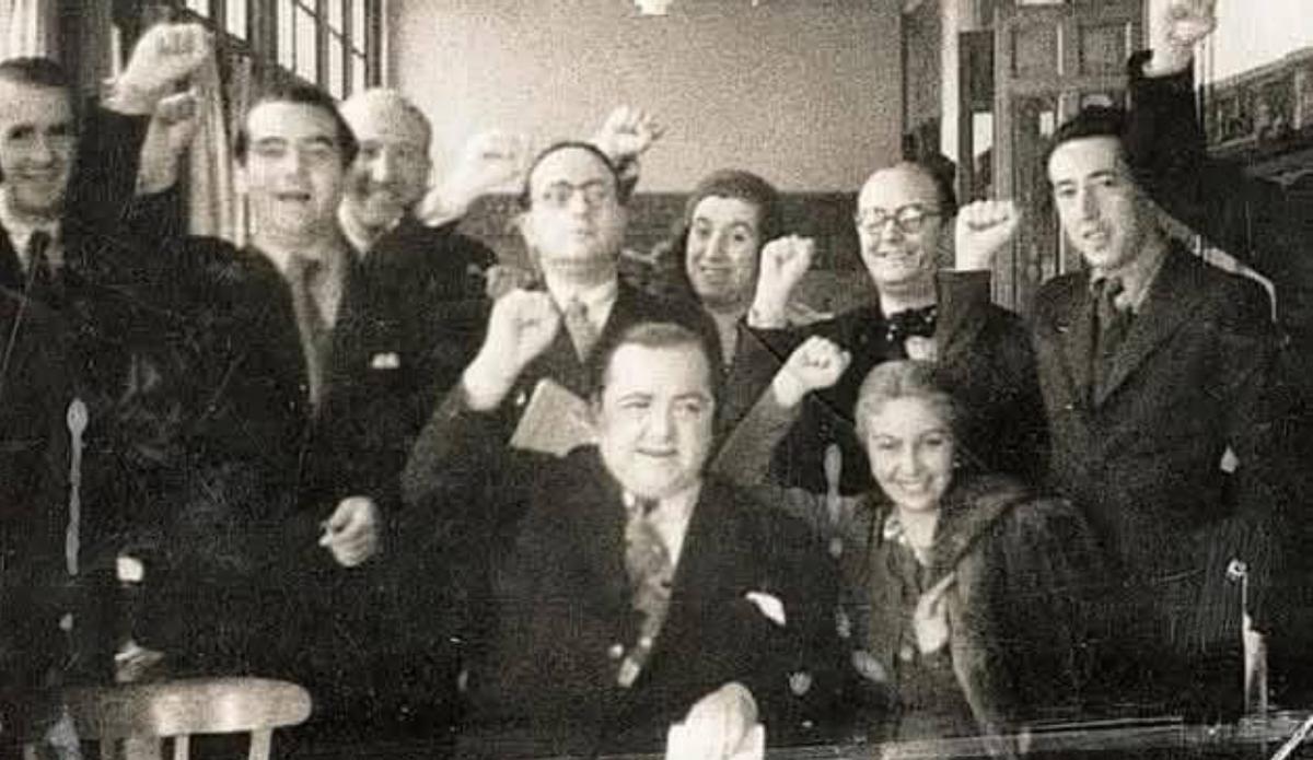 Federico García Lorca, con amigos y el puño en alto. Es el segundo por la izquierda.