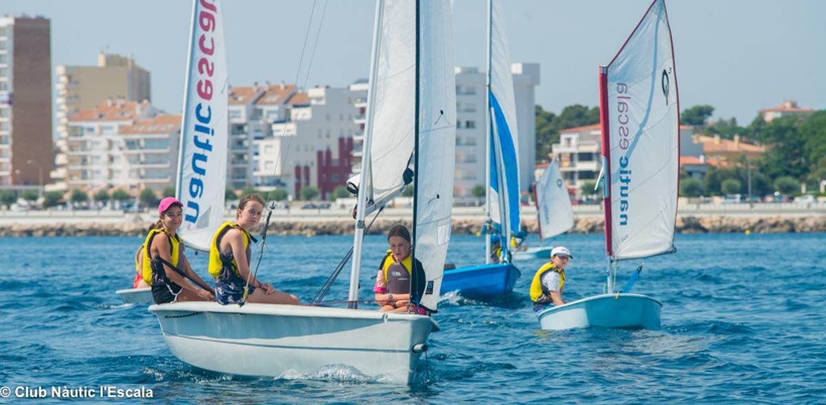 Els més petits fent classes de vela.