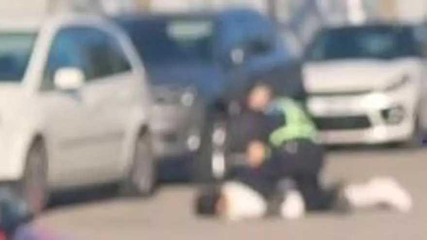 VÍDEO| Detenido un alumno de 16 años del IES Bendinat tras encañonar con una pistola simulada a una conductora para robarle el coche