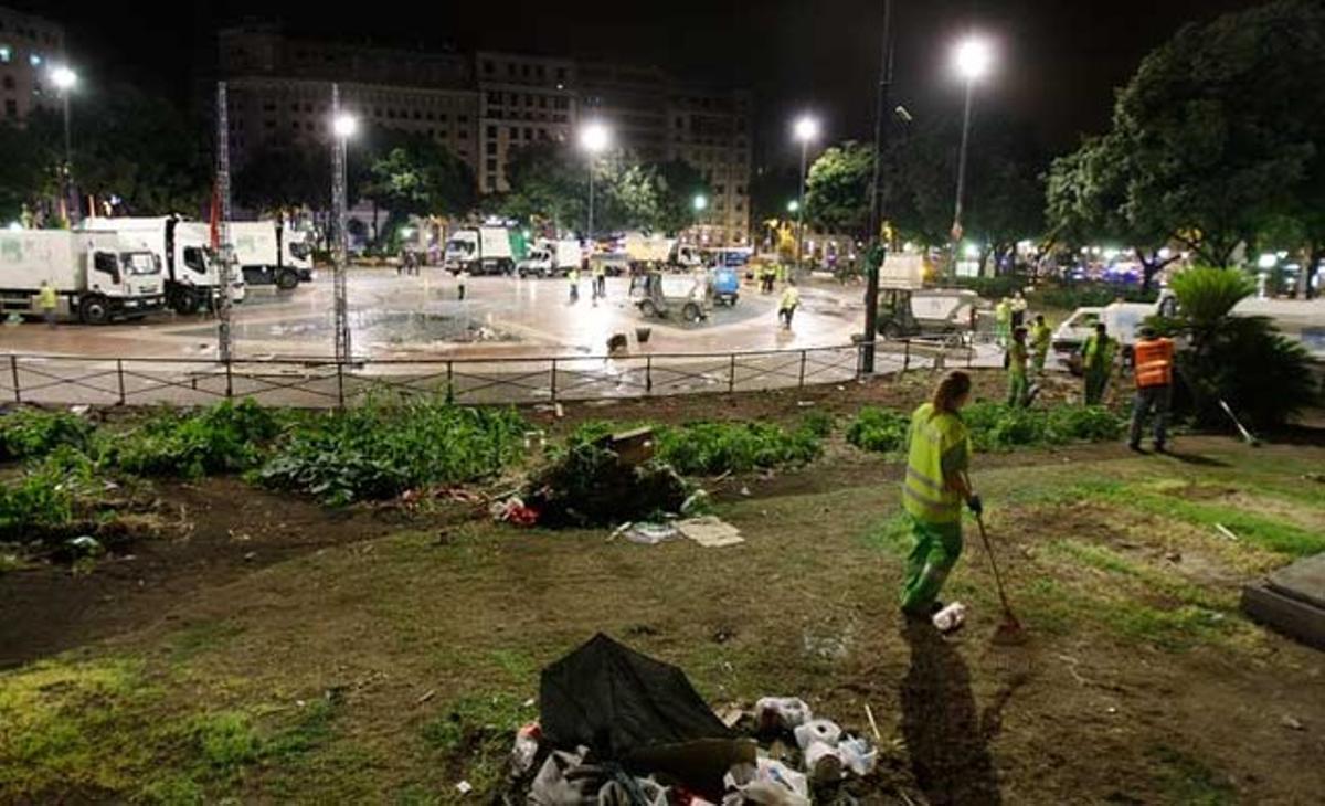 Vista general de la plaça de Catalunya amb la fase de neteja de l’acampada ja avançada.