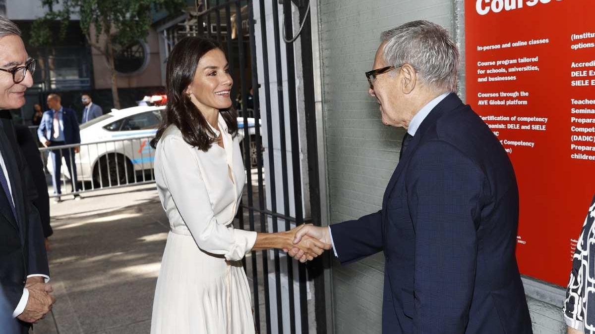 La reina Letizia estrena un vestido camisero de Ralph Lauren