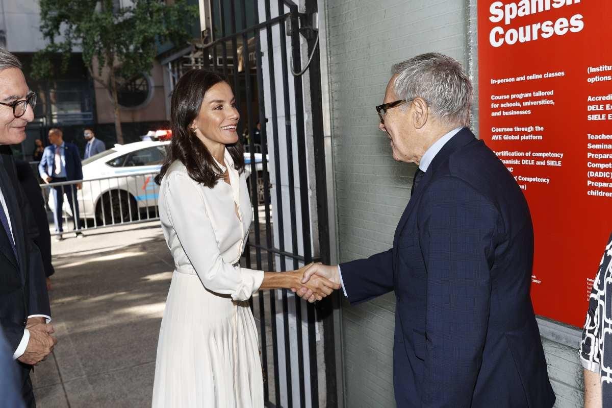 La reina Letizia estrena un vestido camisero de Ralph Lauren