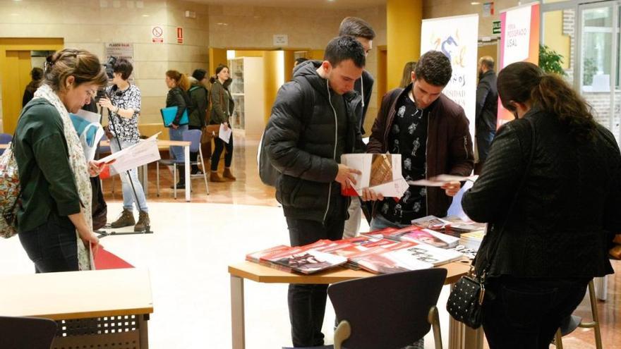 Estudiantes de Magisterio, en el hall de la escuela.