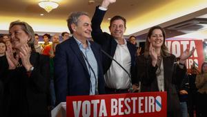 El candidato del PSdeG, José Ramón Gómez Besteiro, y el expresidente José Luis Rodríguez Zapatero, este martes durante un mitin en Lugo.