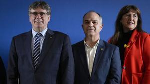 Carles Puigdemont, al lado de Jordi Turull y Laura Borràs