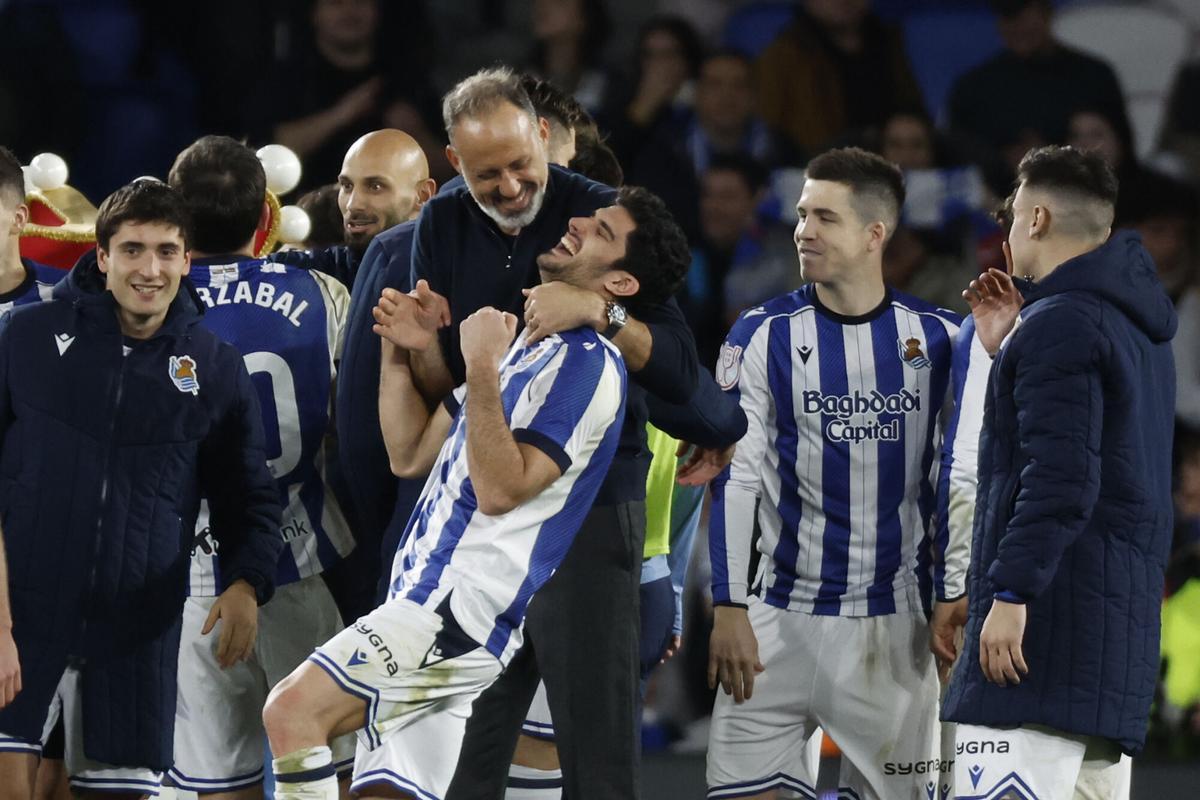 El técnico estadounidense de la Real Sociedad, Pellegrino Matarazzo, celebra con su jugador, el portugues Gonçalo Guedes.