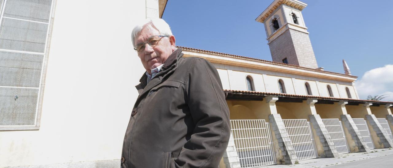 José María Murias pasea junto a la iglesia de Llaranes.