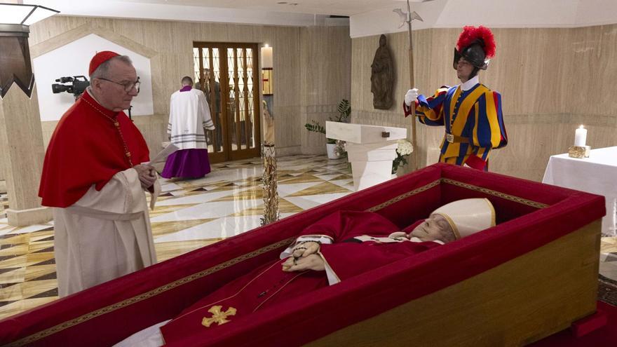 Estas son las primeras imágenes del papa Francisco en el ataúd