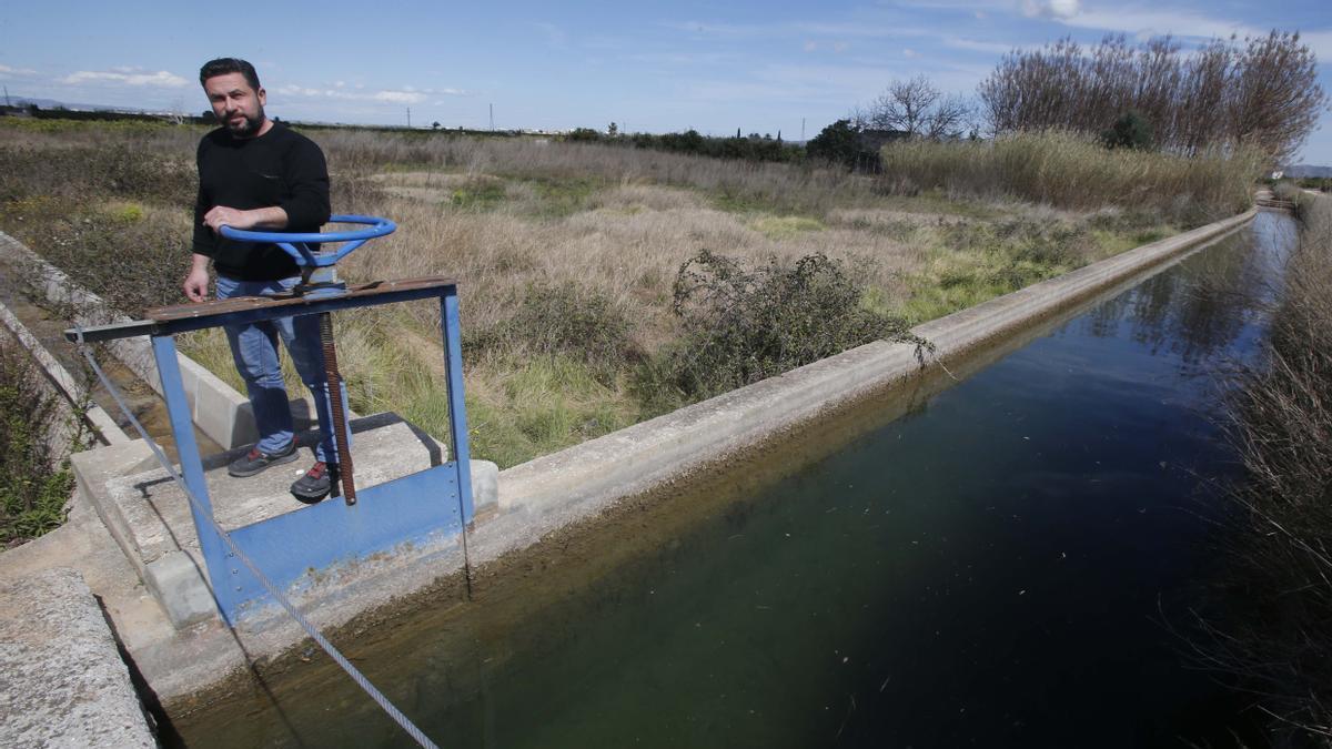 Emilio González, presidente de la comunidad general, en la Real Acequia de Escalona, en una imagen de archivo.