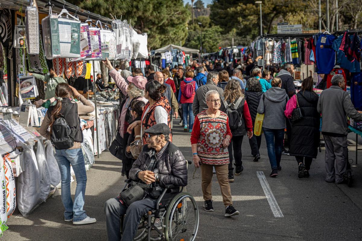 El histórico mercado ambulante inicia un exilio temporal: las obras de reforma del barrio exigen dejar libres las calles del Acer, de la Metal·lúrgia y del Crom, donde los puestos comerciales llevaban más de 50 años asentados. La nueva ubicación es desde el cruce de la calle de los Ferrocarrils Catalans con calle Foc hasta el cruce de la calle de la Mare de Déu de Port con el de calle Motors.