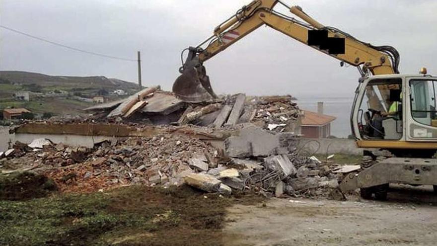 Demolición de una vivienda en Arteixo.