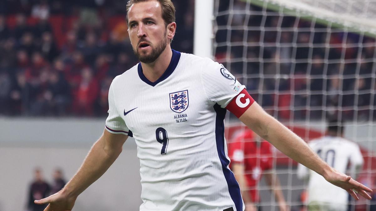 TIRANA (Albania), 16/11/2025.- Harry Kane of England celebrates after scoring his second goal during the FIFA World Cup 26 UEFA qualifier between Albania and England in Tirana, Albania, 16 November 2025. (Mundial de Fútbol) EFE/EPA/GEORGI LICOVSKI