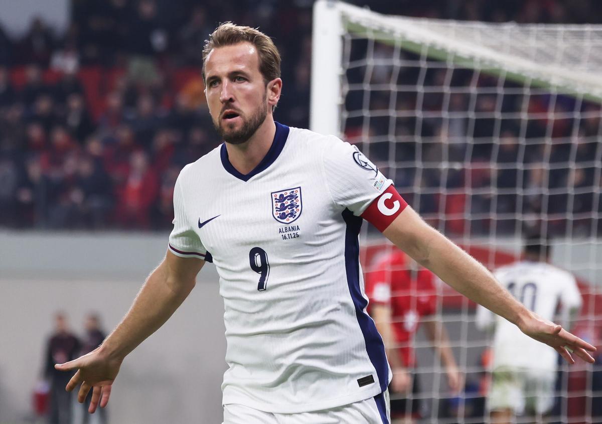 TIRANA (Albania), 16/11/2025.- Harry Kane of England celebrates after scoring his second goal during the FIFA World Cup 26 UEFA qualifier between Albania and England in Tirana, Albania, 16 November 2025. (Mundial de Fútbol) EFE/EPA/GEORGI LICOVSKI