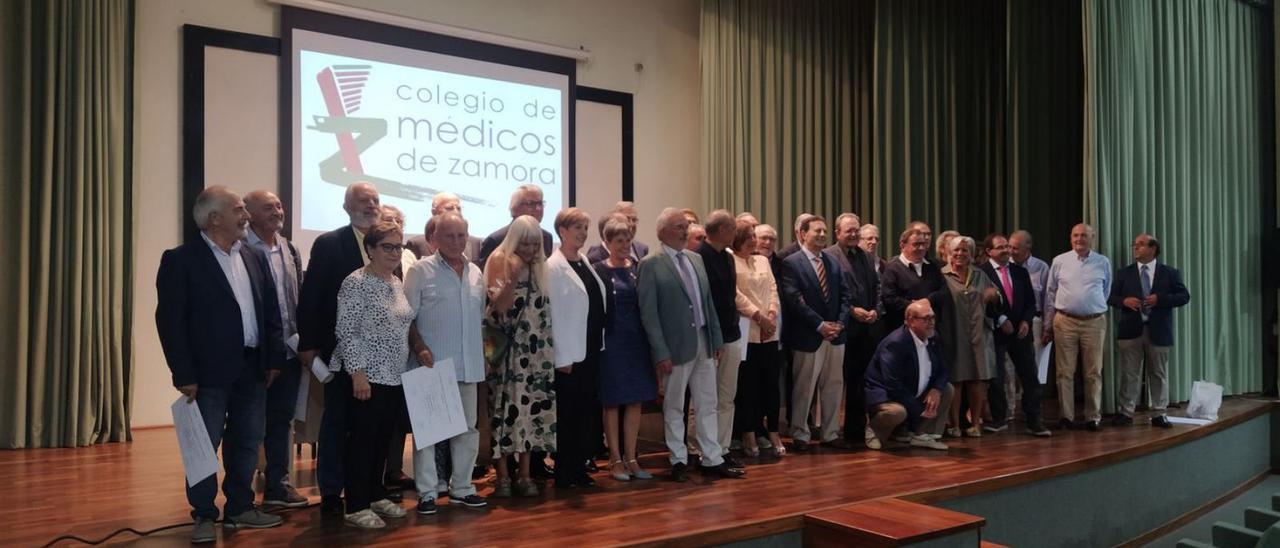 Foto de familia de los médicos jubilados en los tres últimos años, este viernes en Zamora.