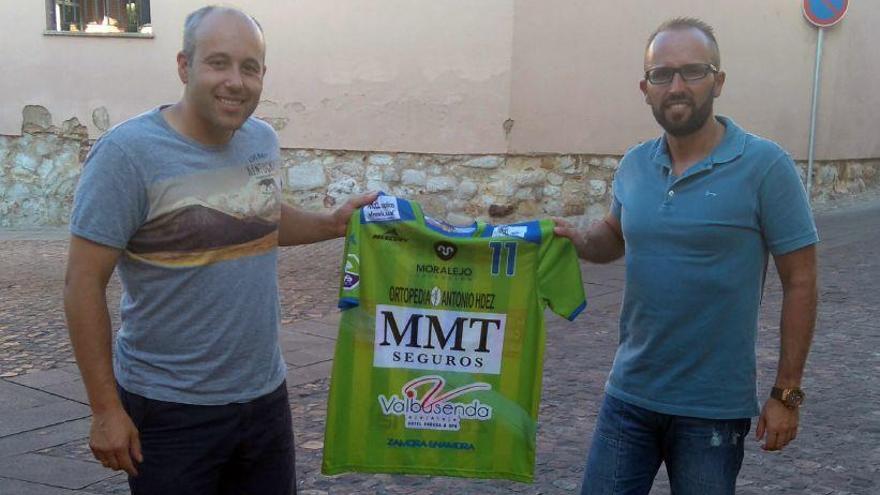 Arcel Andrés, responsable de la cantera del MMT Seguros Zamora, y Diego Vieira posan con la camiseta del club