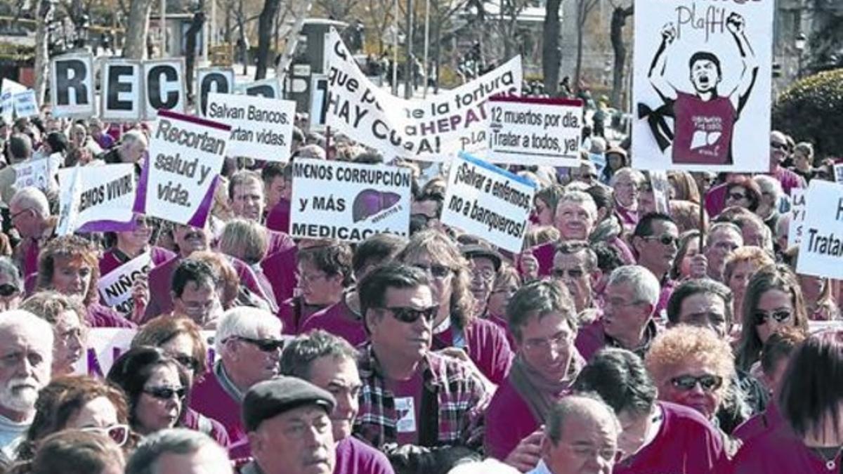 Enfermos de hepatitis C en un acto de protesta en Madrid, el domingo.