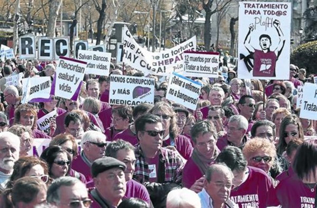 Malalts d’hepatitis C en un acte de protesta a Madrid, el diumenge.