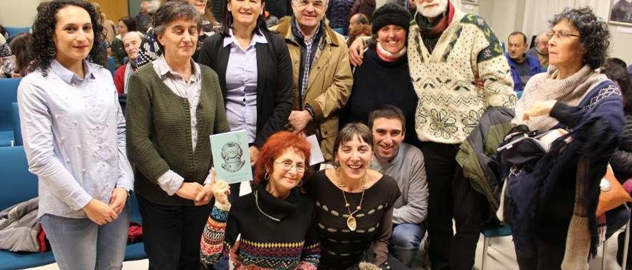 La edil de Cultura Miriam Moya, Lourdes Pérez, Josefina López, Conchita Quintana, Antonio Valle, Eva María Rosado, Gonzalo Moure y María Teresa Folgueiras. Agachados, Myléne Ziegler, Jacinta Martín y Javier García.