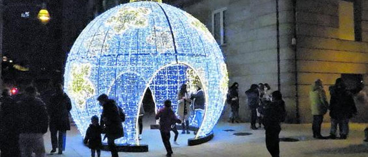 La Navidad brillará en Ourense con 460 arcos, figuras 3D y tiras de luz en  calles, árboles y farolas - Faro de Vigo