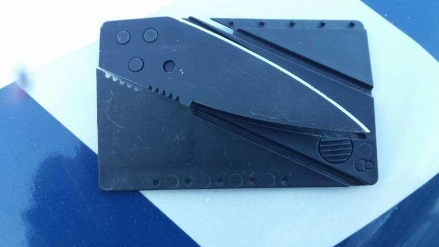 El cuchillo, que simula ser una tarjeta de crédito. // FdV