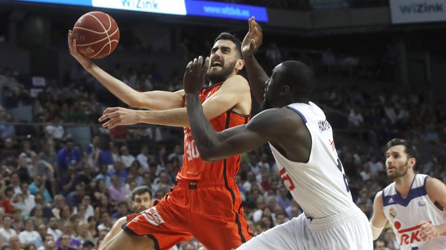 Joan Sastre entra a canasta ante Hunter, del Real Madrid.