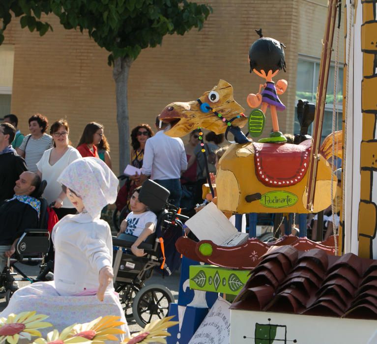 La Asociación de Paralíticos Cerebrales celebró su particular fiesta con su foguera 'En un lugar del cortijo'