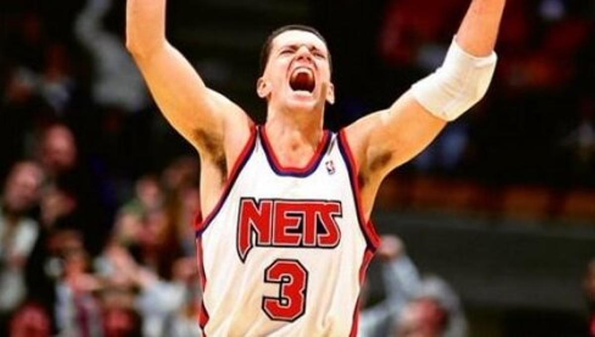 Drazen Petrovic celebra una canasta con New Jersey Nets.