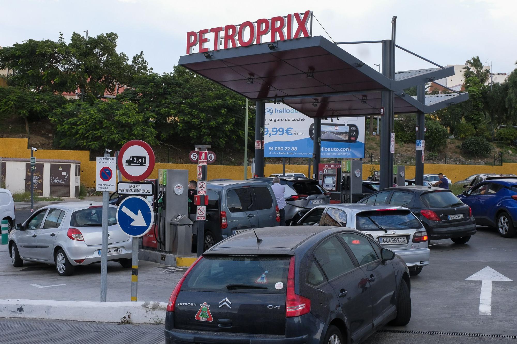 Colas en las gasolineras por el fin del descuento en la gasolina