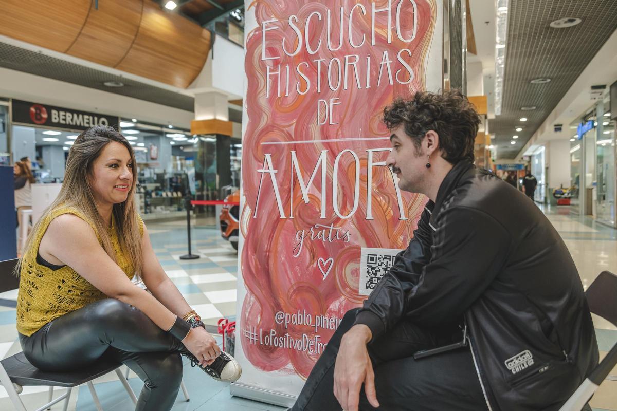 Pablo Piñeiro conversa con una joven que se sentó a contarle su historia de amor, en el centro comercial Ponte Vella.