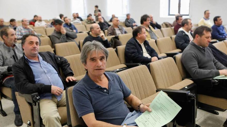 En primer término, Juan Marqués, en uno de los exámenes celebrados ayer del plan local de empleo.