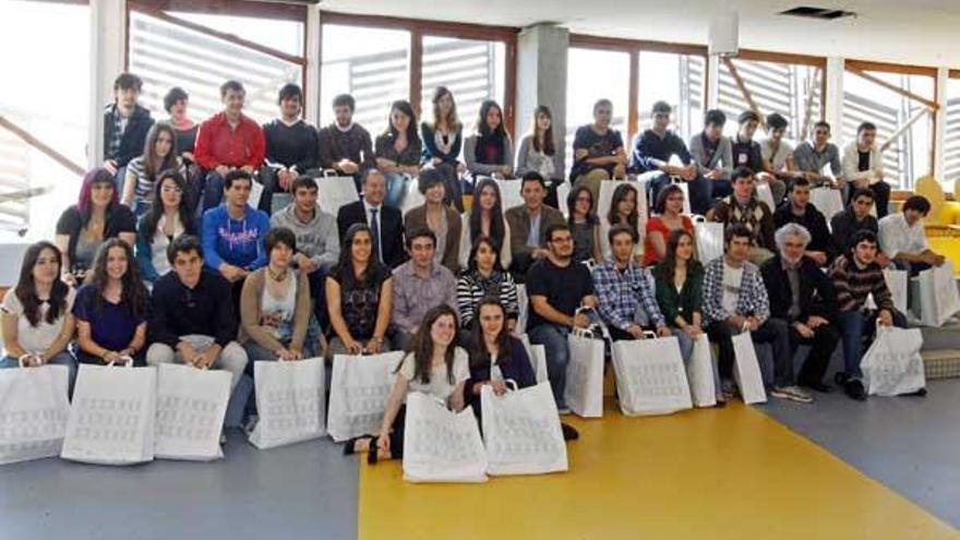 Los estudiantes posan con el regalo junto al rector, Salustiano Mato (centro), y el vicerrector, Ignacio Barcia (derecha).  // Marta G.Brea