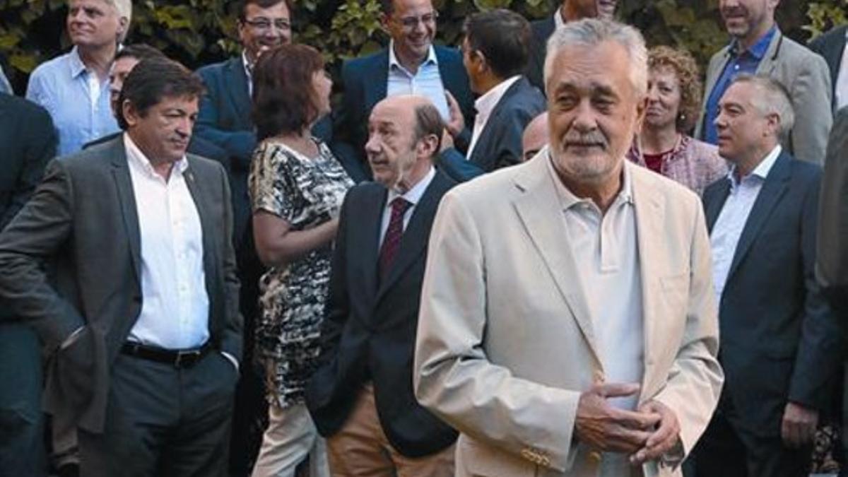 Griñán, en primer término, ante Rubalcaba, Navarro y el resto de barones.