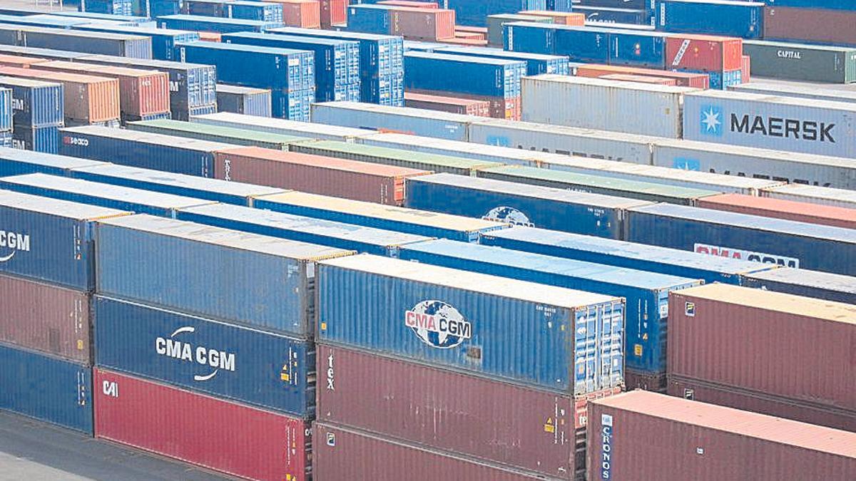Contenedores de exportación apilados.