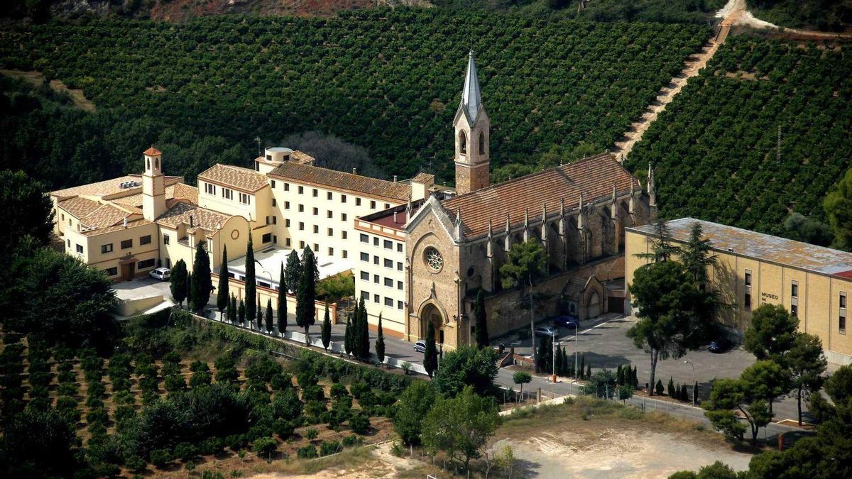 El museo El Carmen de Onda se encuentra situado en el convento que lleva su mismo nombre, siendo propiedad de los frailes carmelitas, al igual que la zona deportiva, que se cederá al Ayuntamiento.