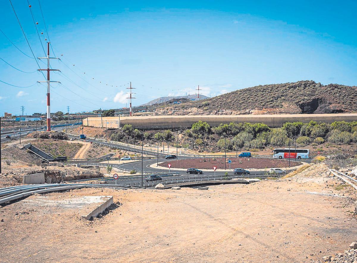 Vista parcial del tendido de alta tensión al paso por Oroteanda (San Miguel de Abona).