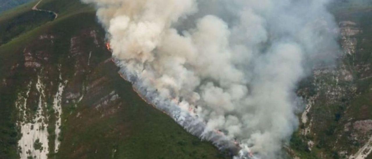 Imagen aérea del incendio en Pradías (Ibias).