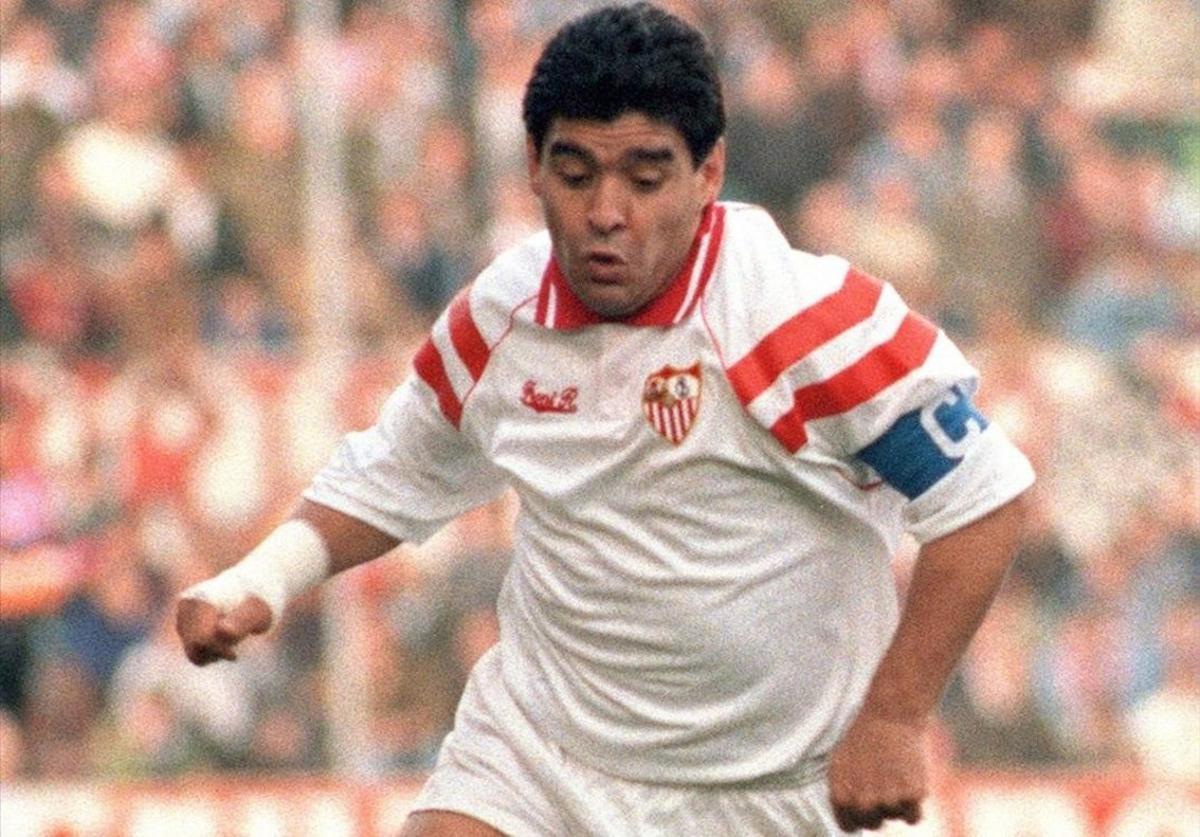 Maradona, en un partido con la camiseta del Sevilla, en marzo de 1993.