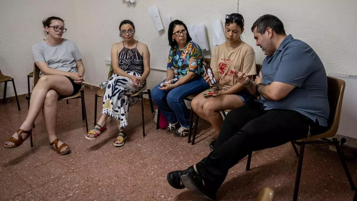 Inquietud y lágrimas en la comunidad venezolana en Zaragoza: "Queremos ayudar, pero muchos se aprovechan del dolor de los demás"