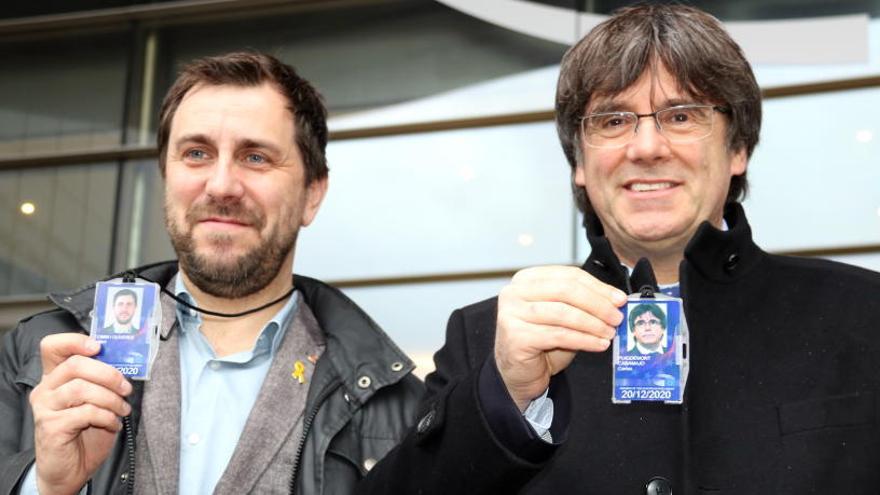 Puigdemont i Comín amb l&#039;acreditació com a eurodiputats