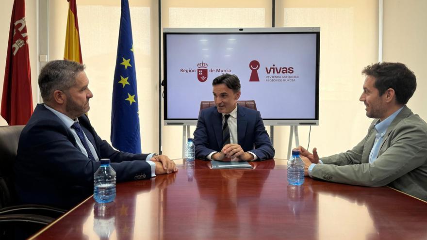 El consejero de Fomento e Infraestructuras, Jorge García Montoro, durante la reunión con el presidente de Croem, Miguel López Abad, y el secretario general de la Consejería, José Francisco Lajara