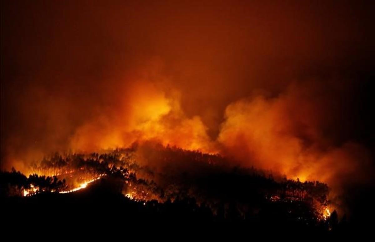 abertran38937964 a forest fire is seen near tojeira   pedrogao grande  in cen170618115807