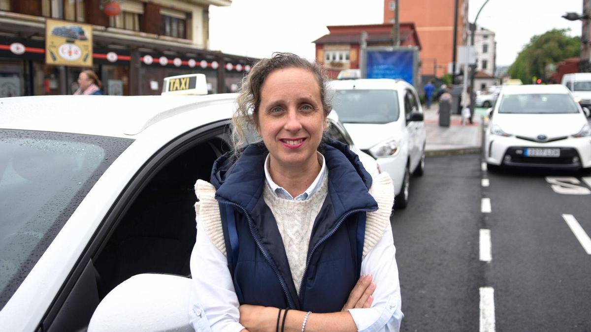 Verónica Valella junto a su taxi en la parada de la avenida de los Telares.