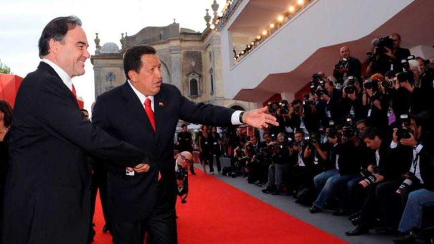 El presidente venezolano Hugo Chávez (d) y el director Oliver Stone (i), ayer en el Festival Internacional de Cine de Venecia.