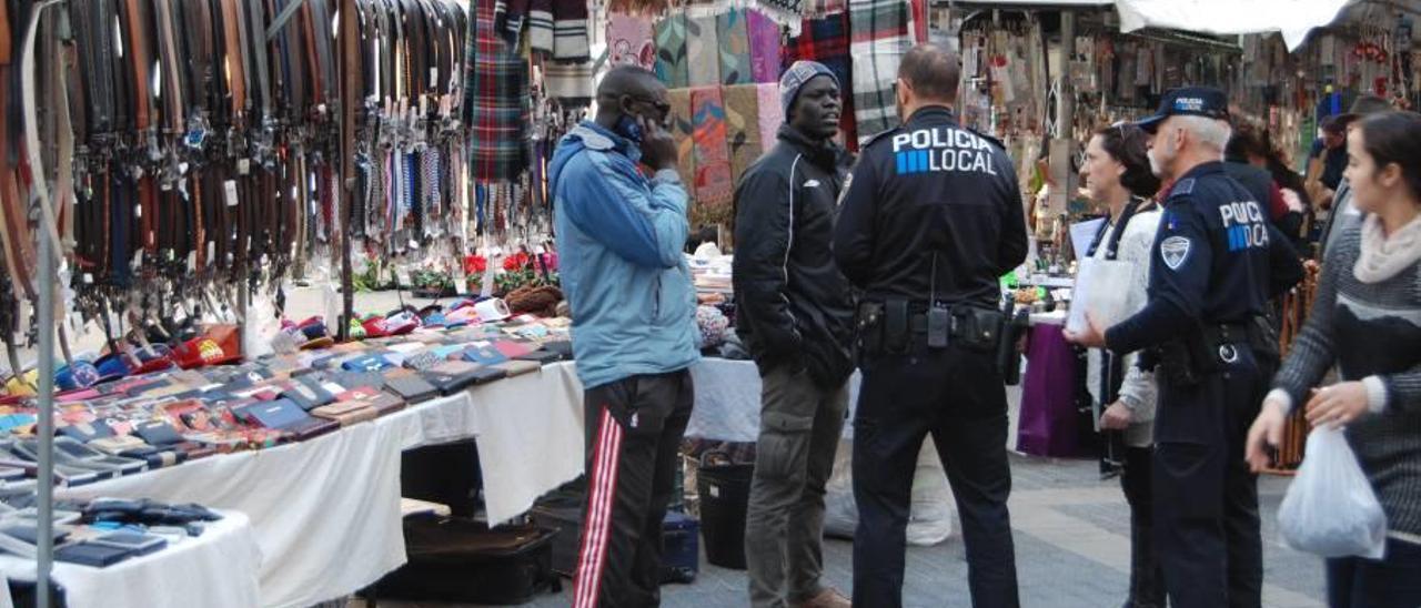 La Policía Local identificó ayer a un vendedor que se había instalado sin permiso.