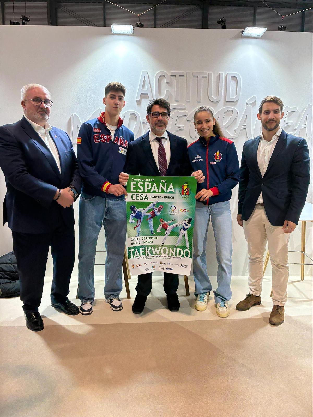 El alcalde, en el centro, en Fitur