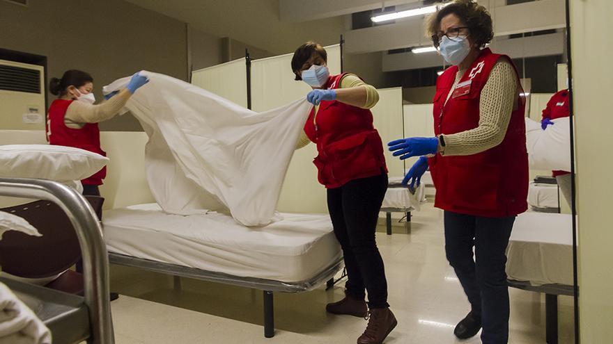 Voluntarios en el albergue de València, en plena ola de frío