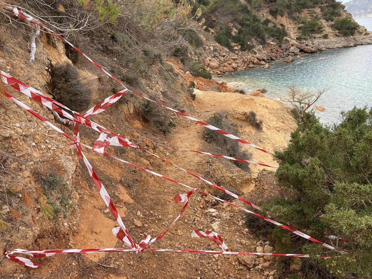 Un precinto cerca del acantilado afectado en Porroig.