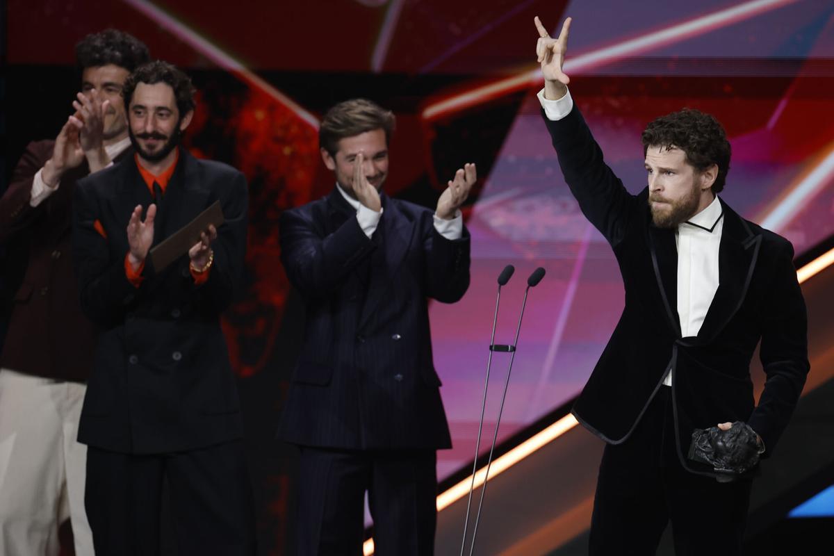 Álvaro Cervantes gana el Goya a mejor actor de reparto por su trabajo en 'Sorda', este sábado en Barcelona.