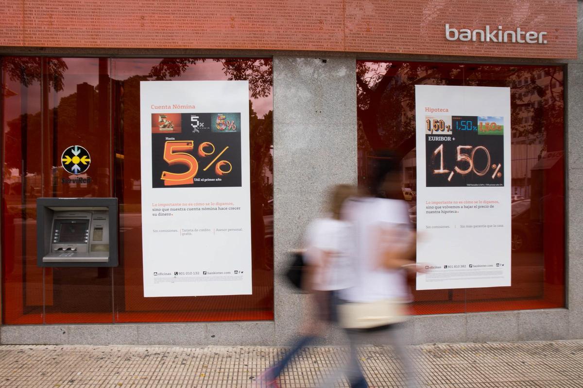 Ofertas de una entidad financiera en una imagen de archivo